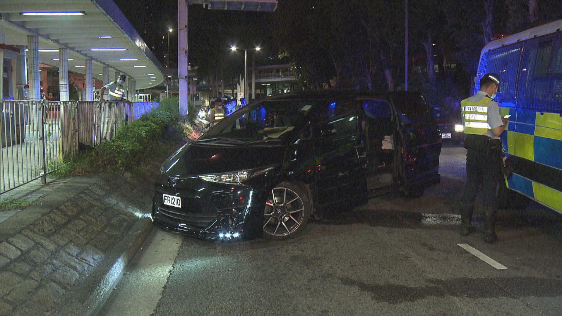 尖沙咀私家車衝路障被截停　兩男女被捕