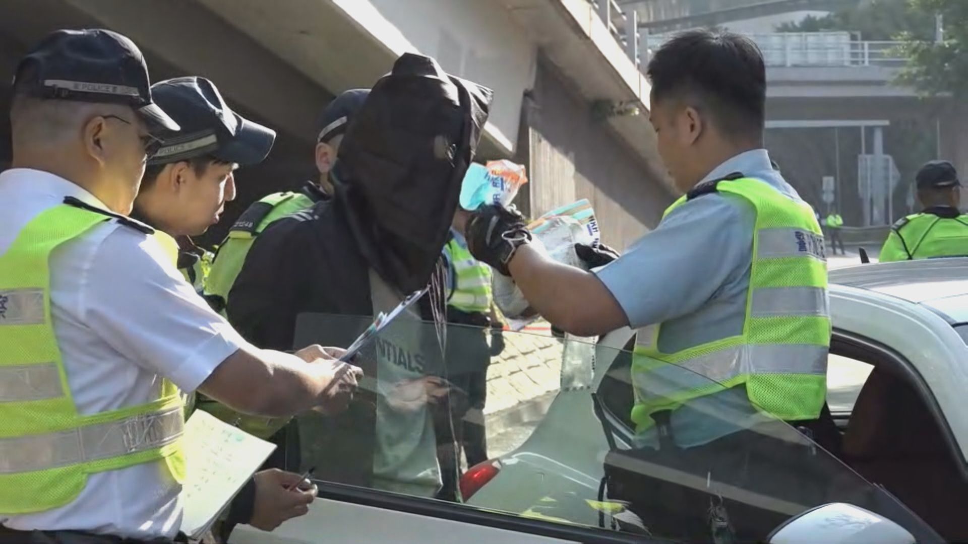 警方截停一輛私家車搜出多包冰毒