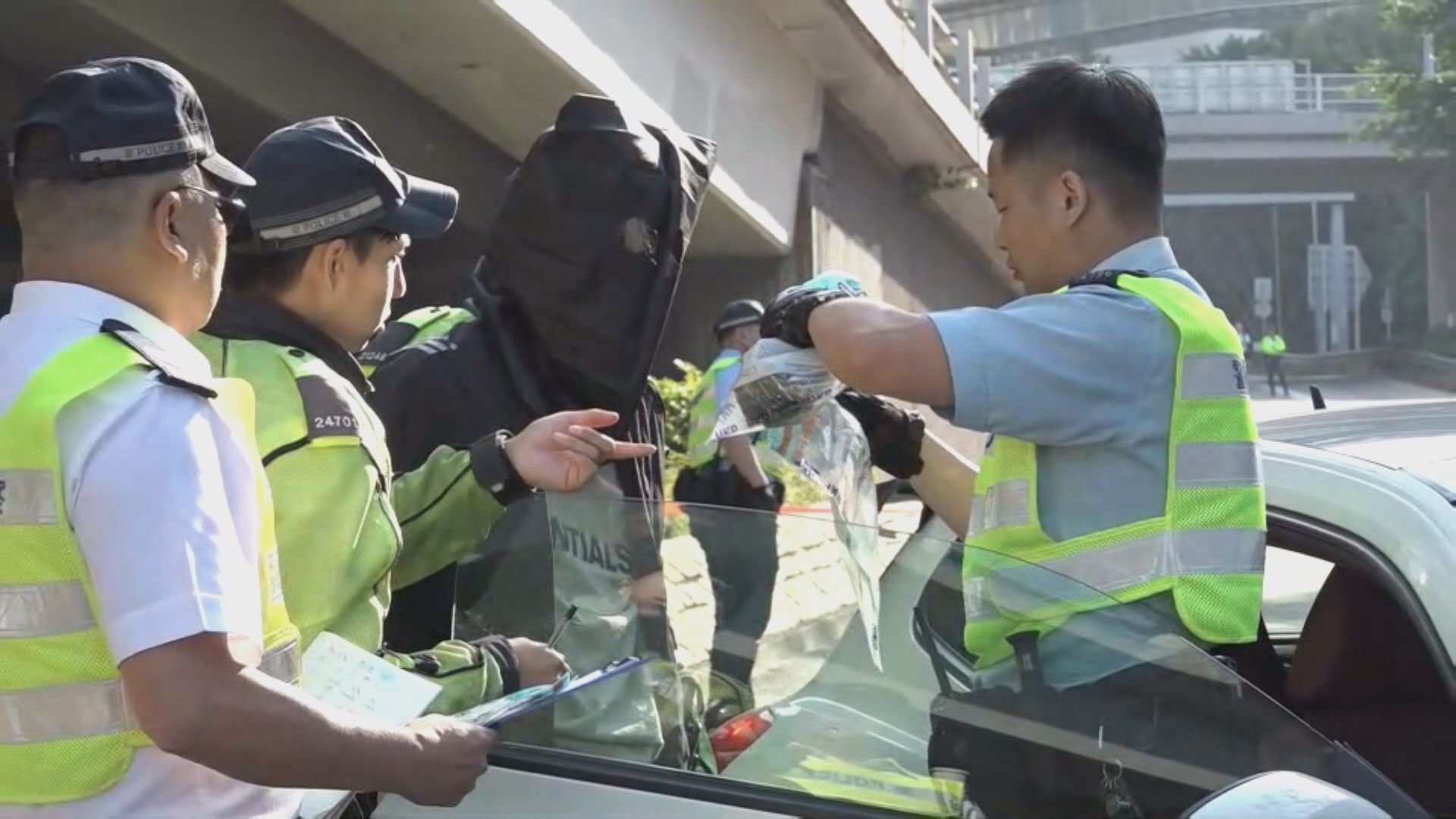 警方截停一輛私家車搜出多包冰毒