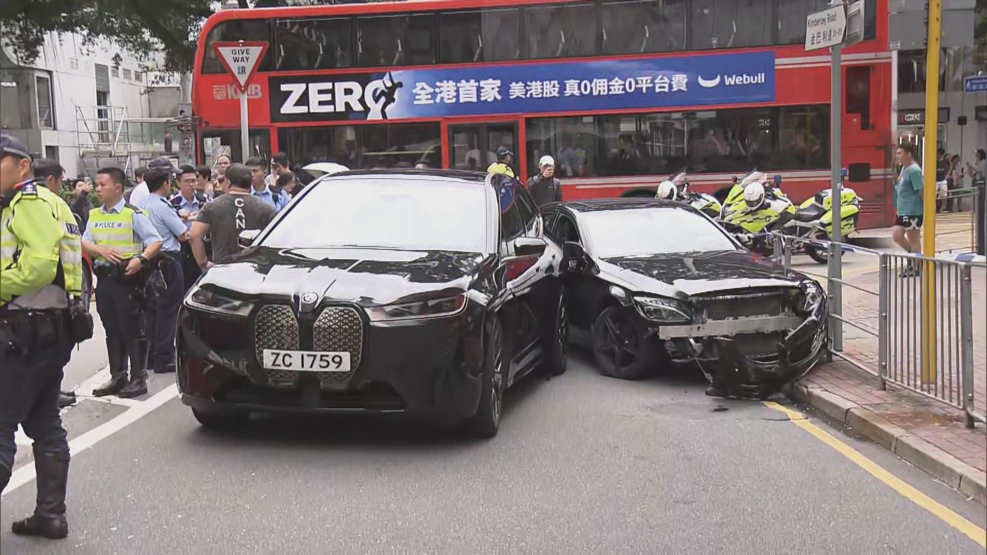 尖沙咀私家車失控撞欄　警方車內搜毒品拘6人