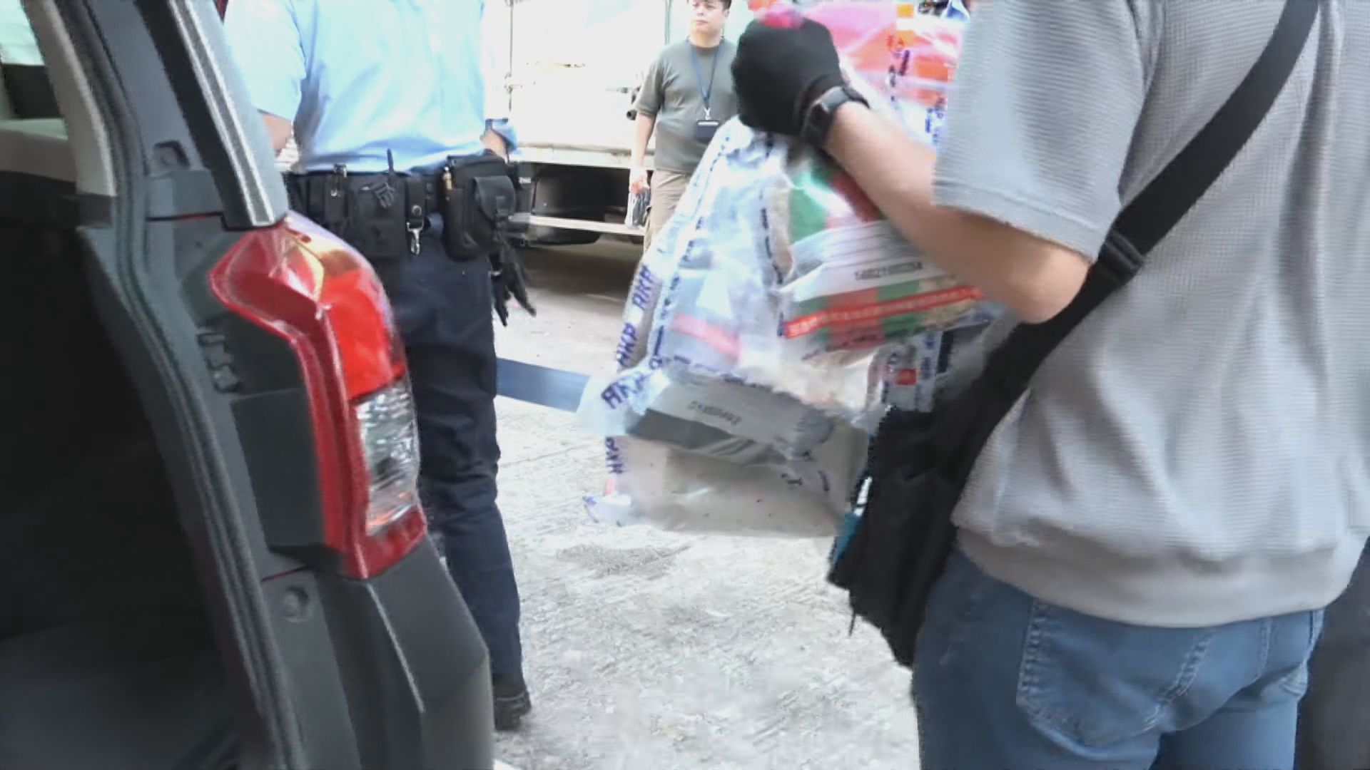 警方旺角截查一輛的士　在乘客身上檢獲多種懷疑毒品