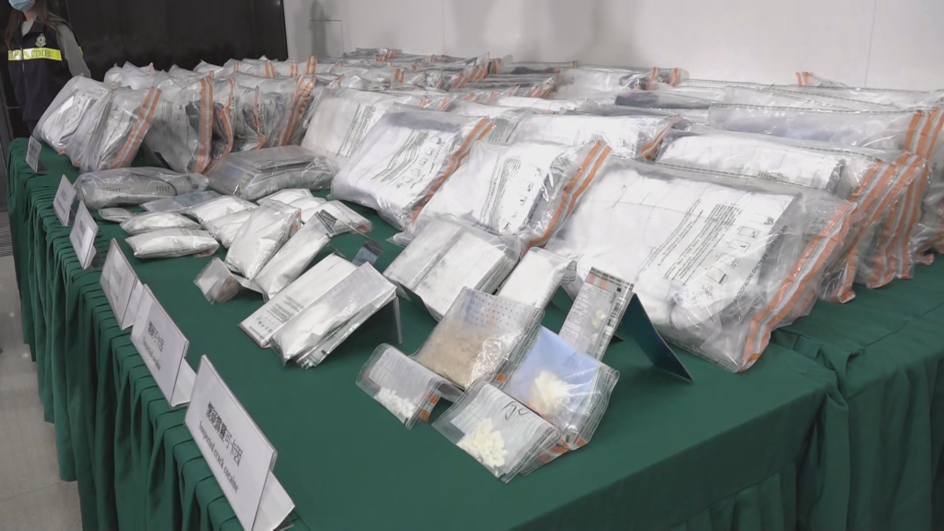 海關拘兩男一女　檢4400萬元毒品