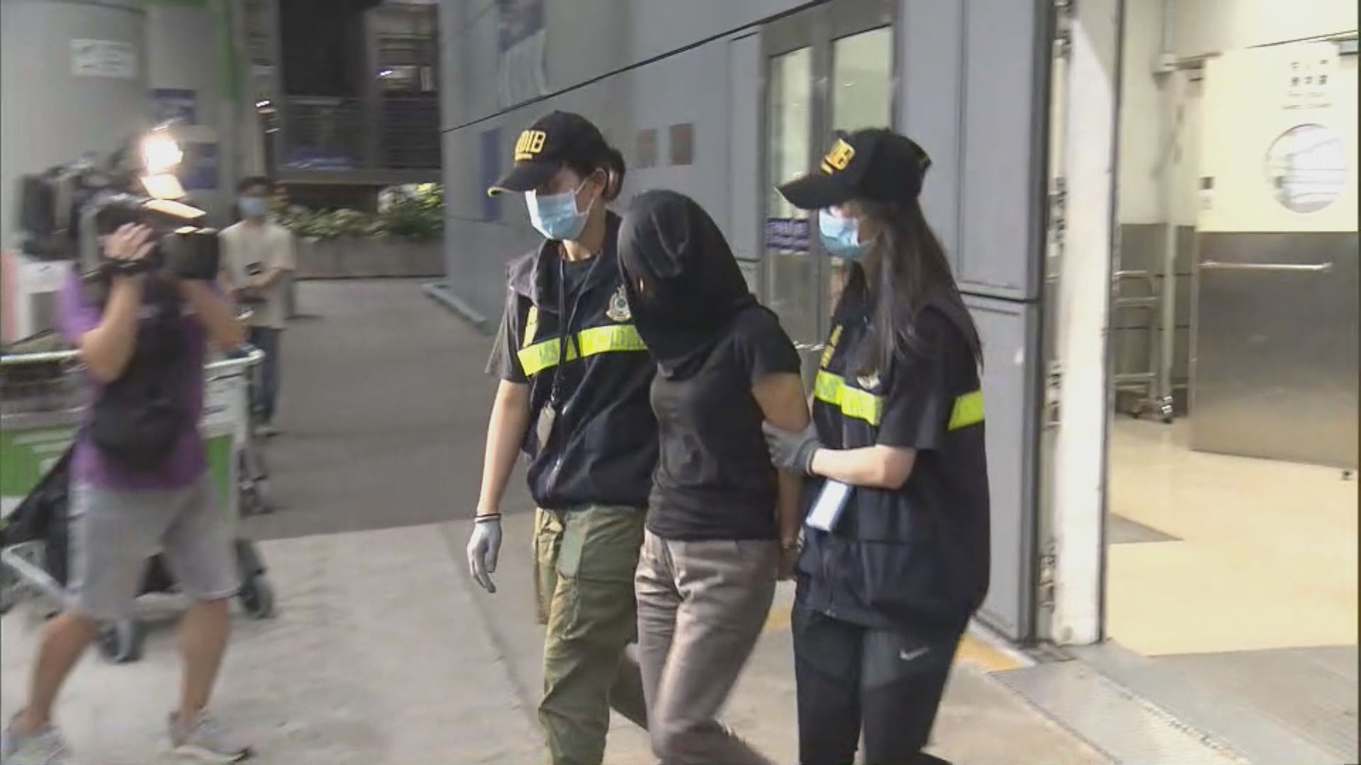 海關機場拘入境外籍旅客 檢1500萬元懷疑可卡因