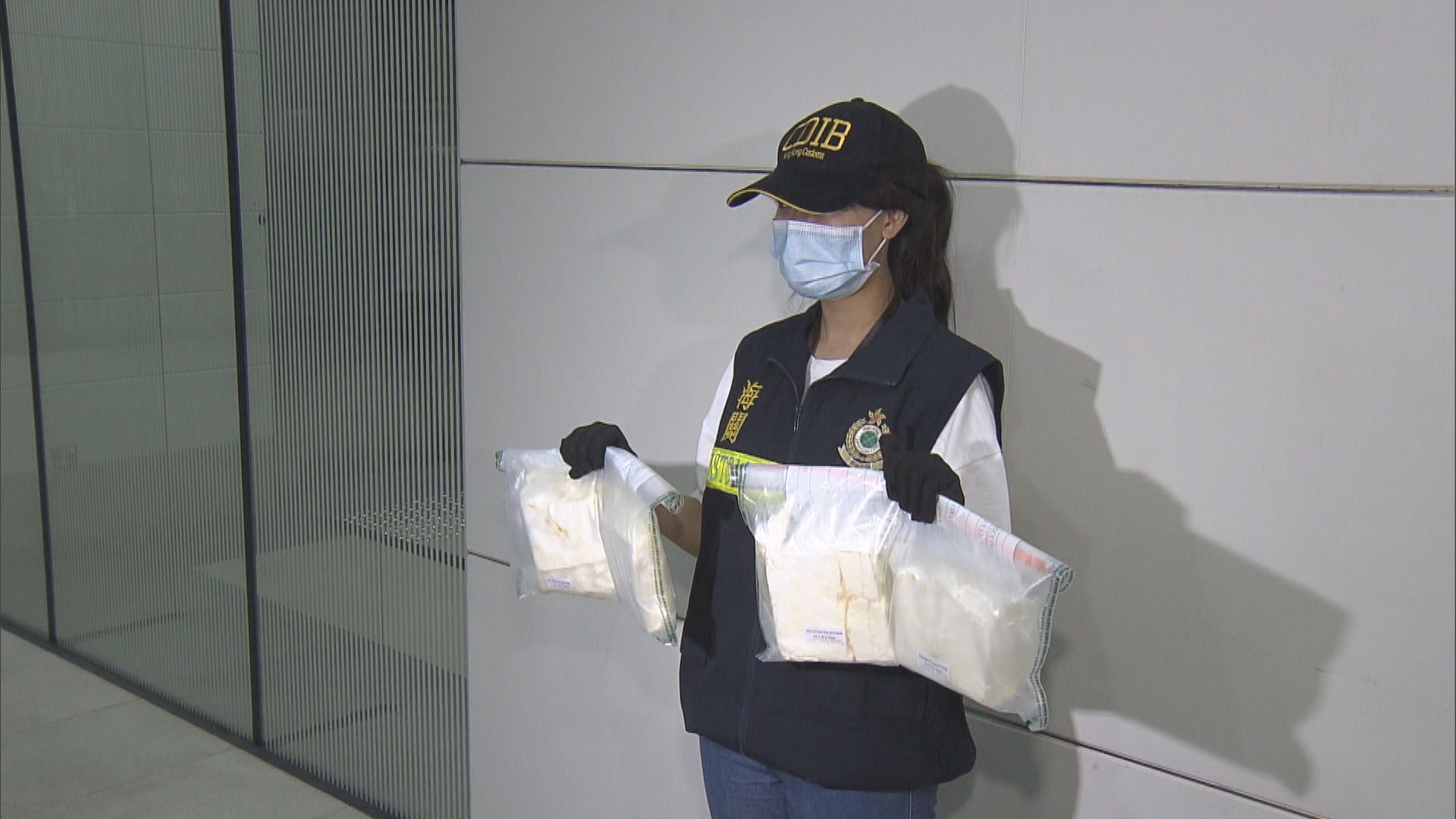 海關葵涌拘十六歲少年　檢市值300萬元可卡因