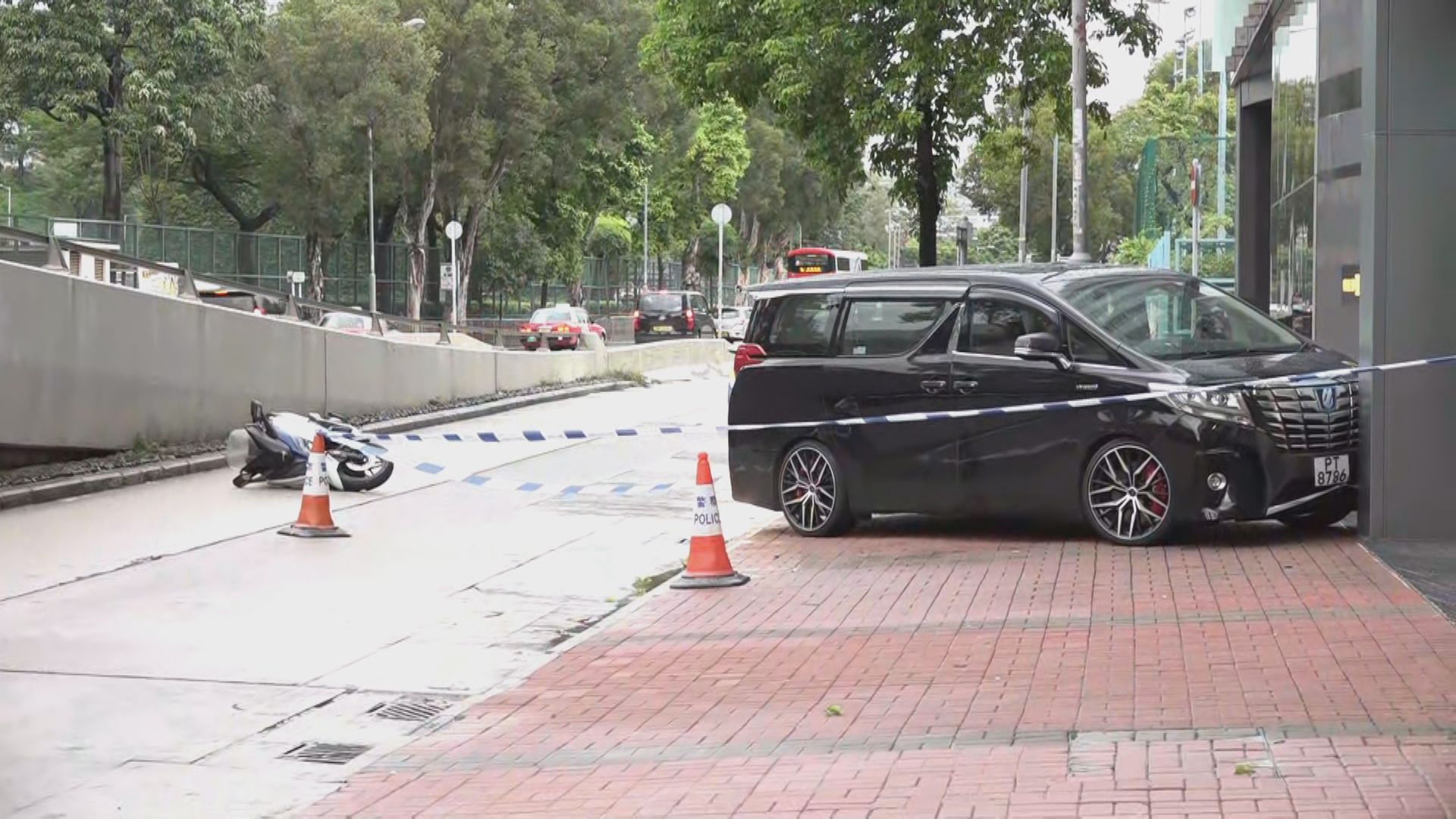 私家車旺角逆線撞電單車一人傷