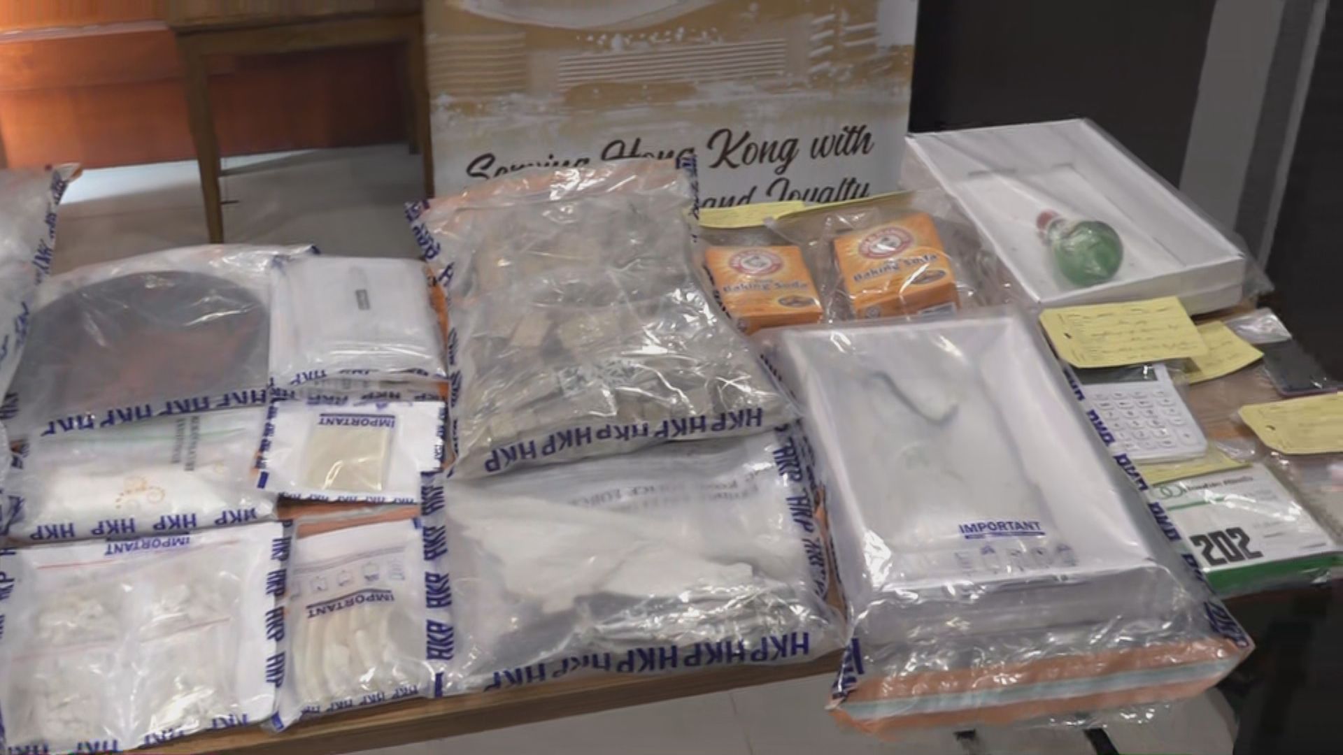 警於荃灣劏房檢懷疑冰毒等拘兩男　涉將毒品滲入木傢俬