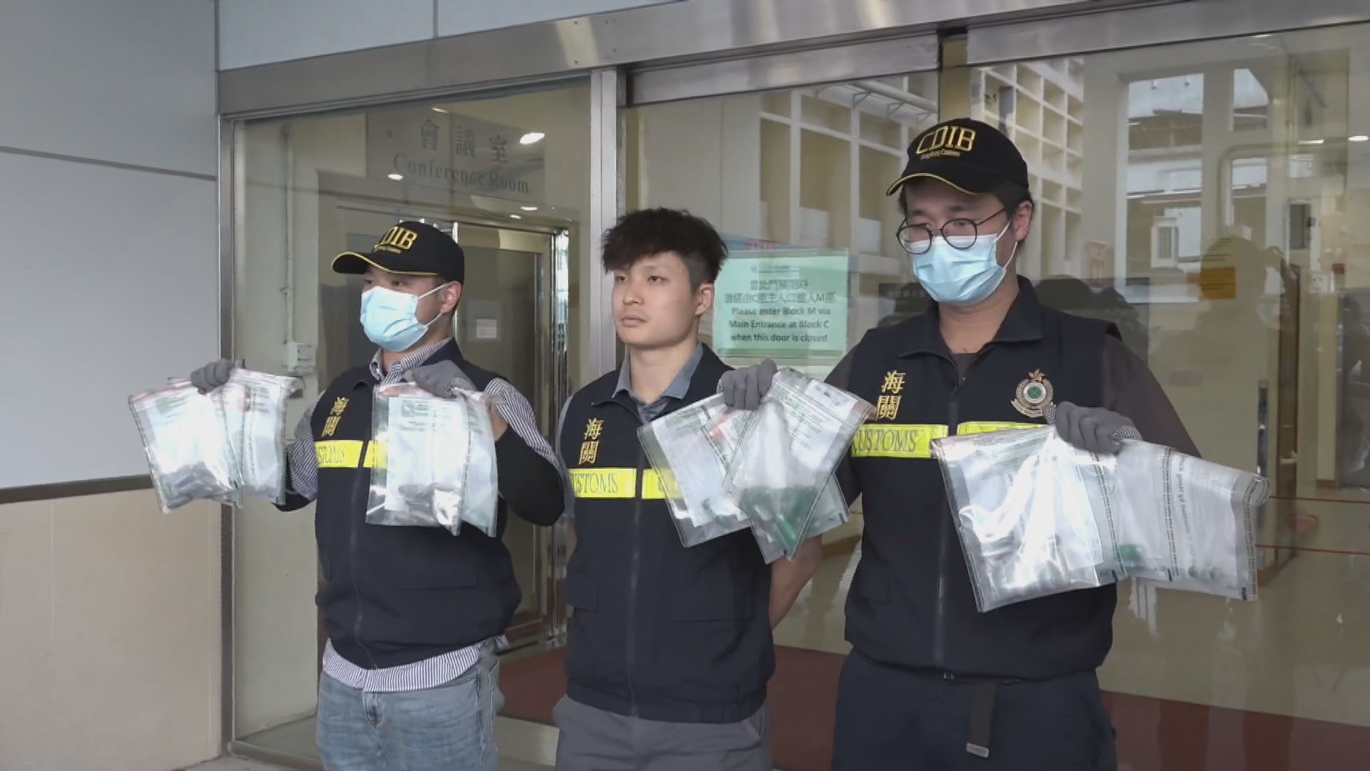 海關機場拘3男1女外籍旅客　涉體內藏毒