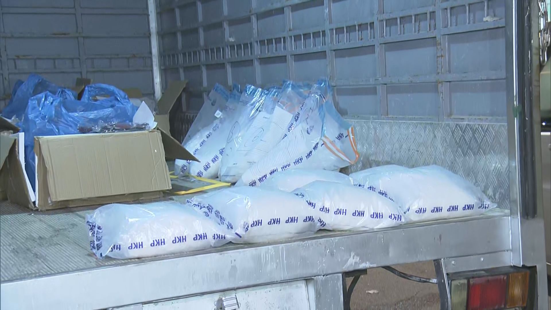 警天水圍截可疑貨車拘司機檢4500萬元毒品