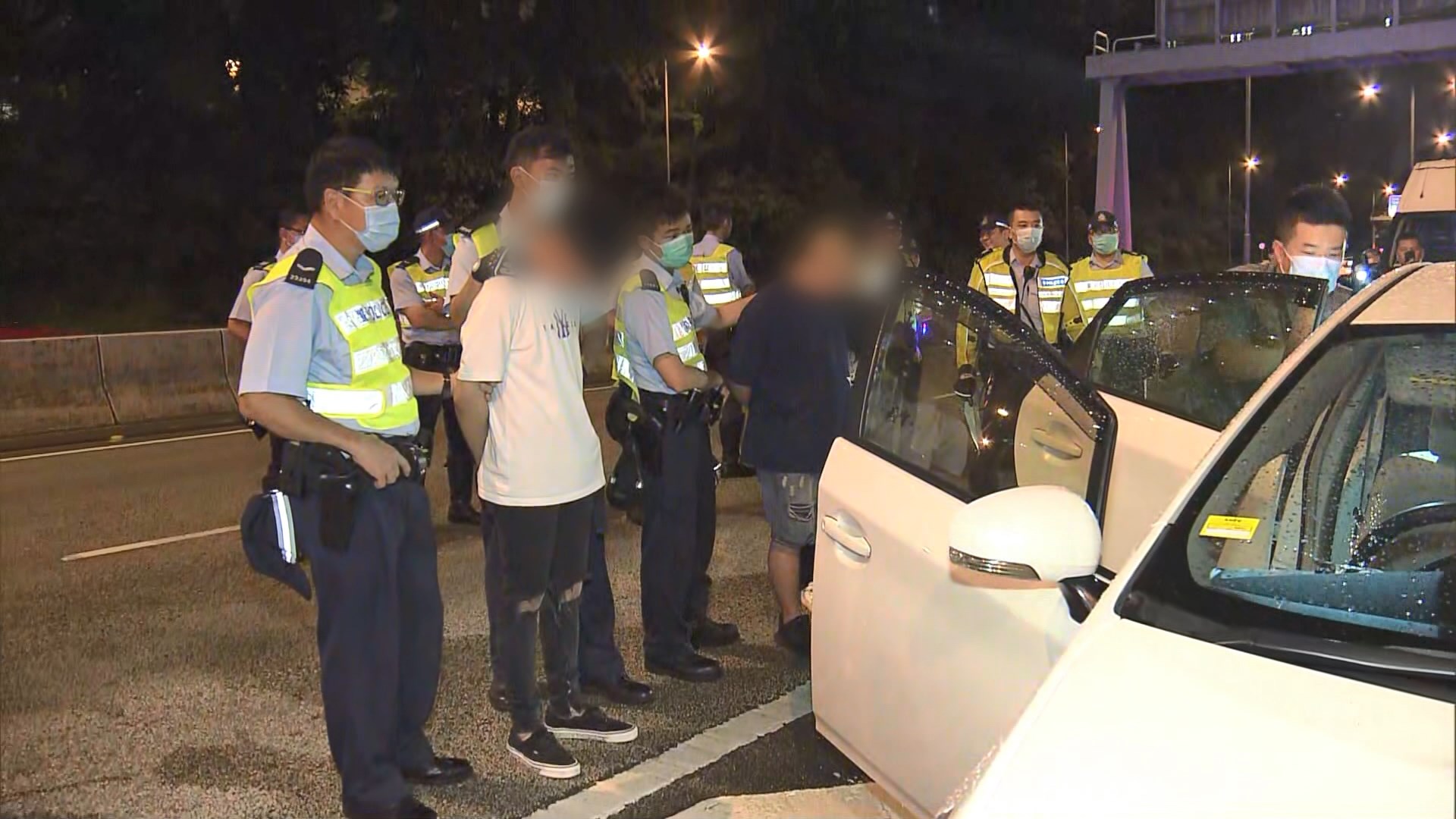 警方荃灣截可疑車檢毒品拘三男女