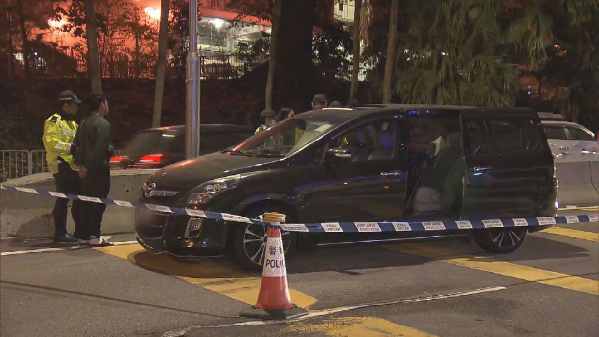 警荃灣路障截可疑車　拘三男女涉藏毒
