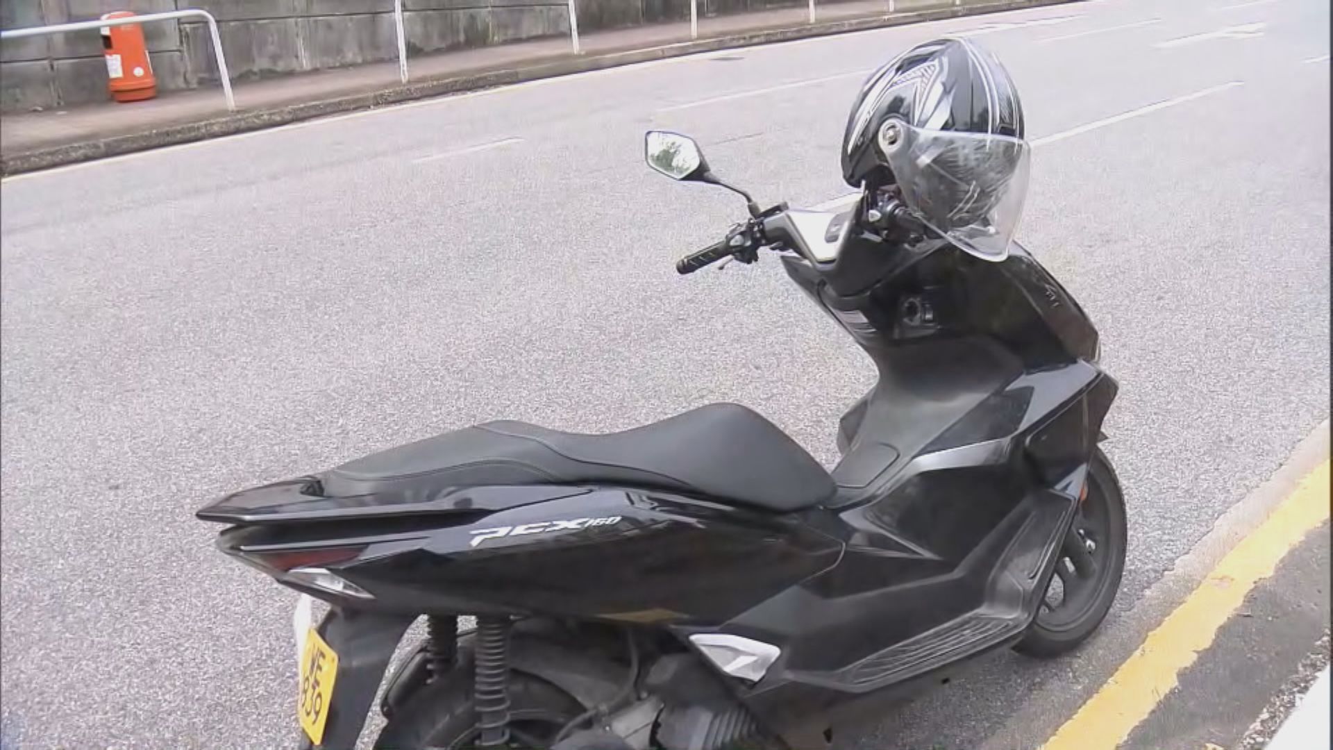 警方荃灣截查電單車　司機疑藏毒被捕