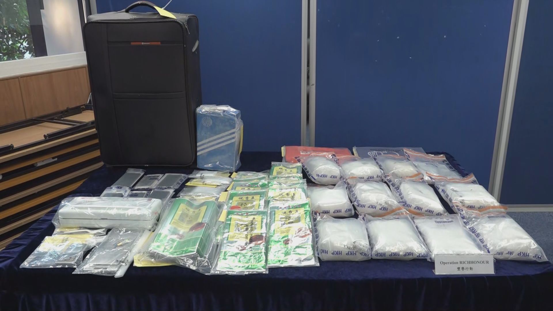 警方上水破公屋毒窟拘4男女檢670萬冰毒