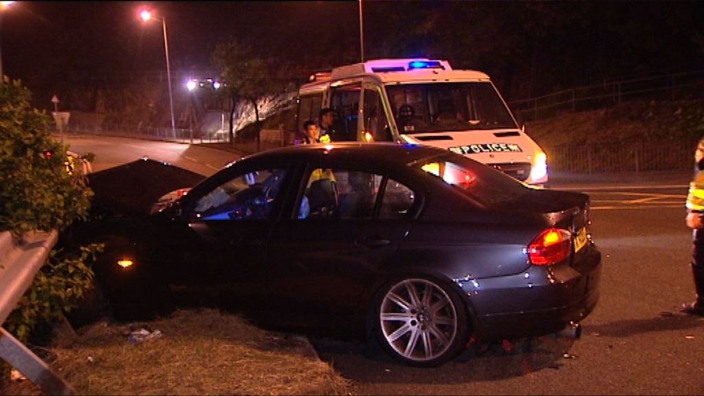 運毒私家車衝路障後撞車兩人遁