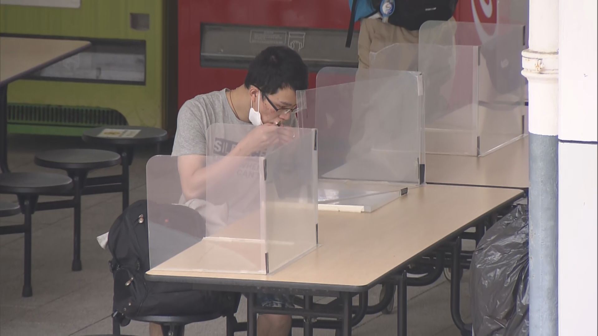 文憑試考生分批進禮堂試場　飯堂設隔板指示提醒隔開坐