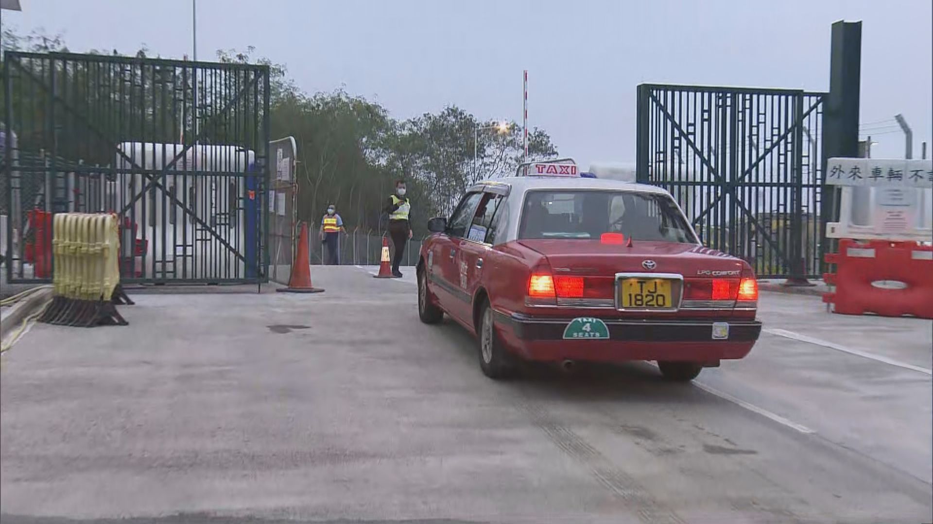 文憑試首日　三名考生清晨到達竹篙灣試場考試