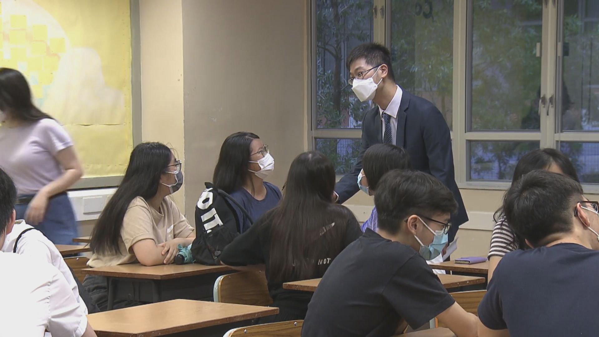 中學文憑試放榜　有學生回校取實體成績單