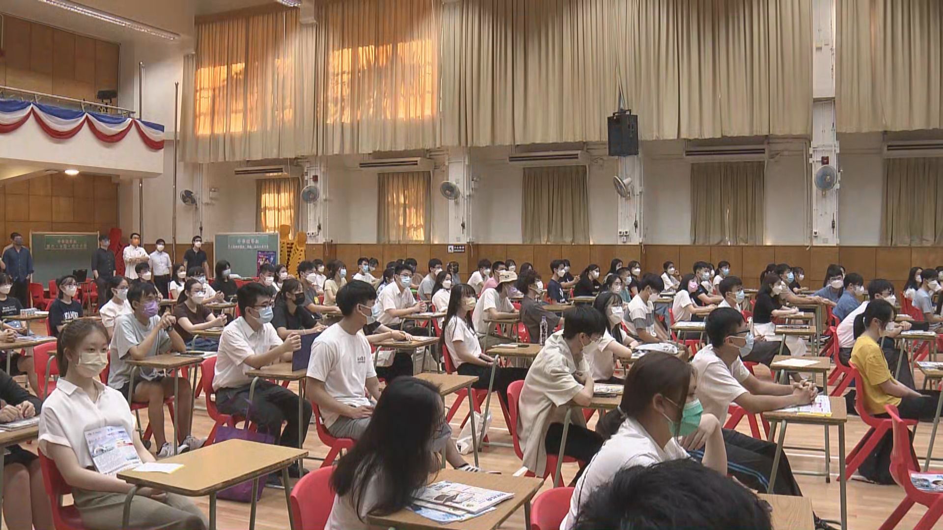 文憑試放榜　考生回校領取成績單