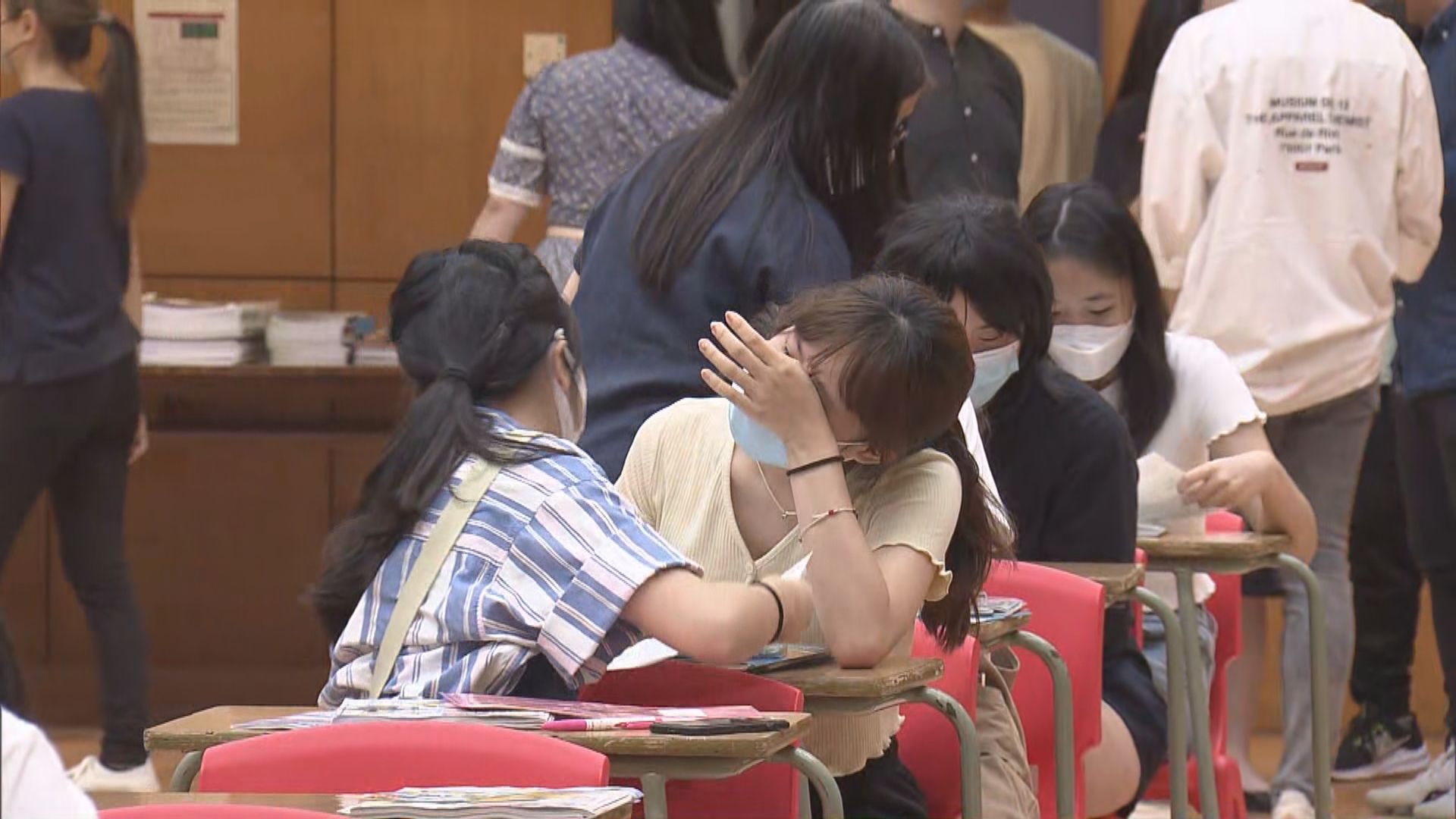 文憑試放榜　考生回校領取成績單