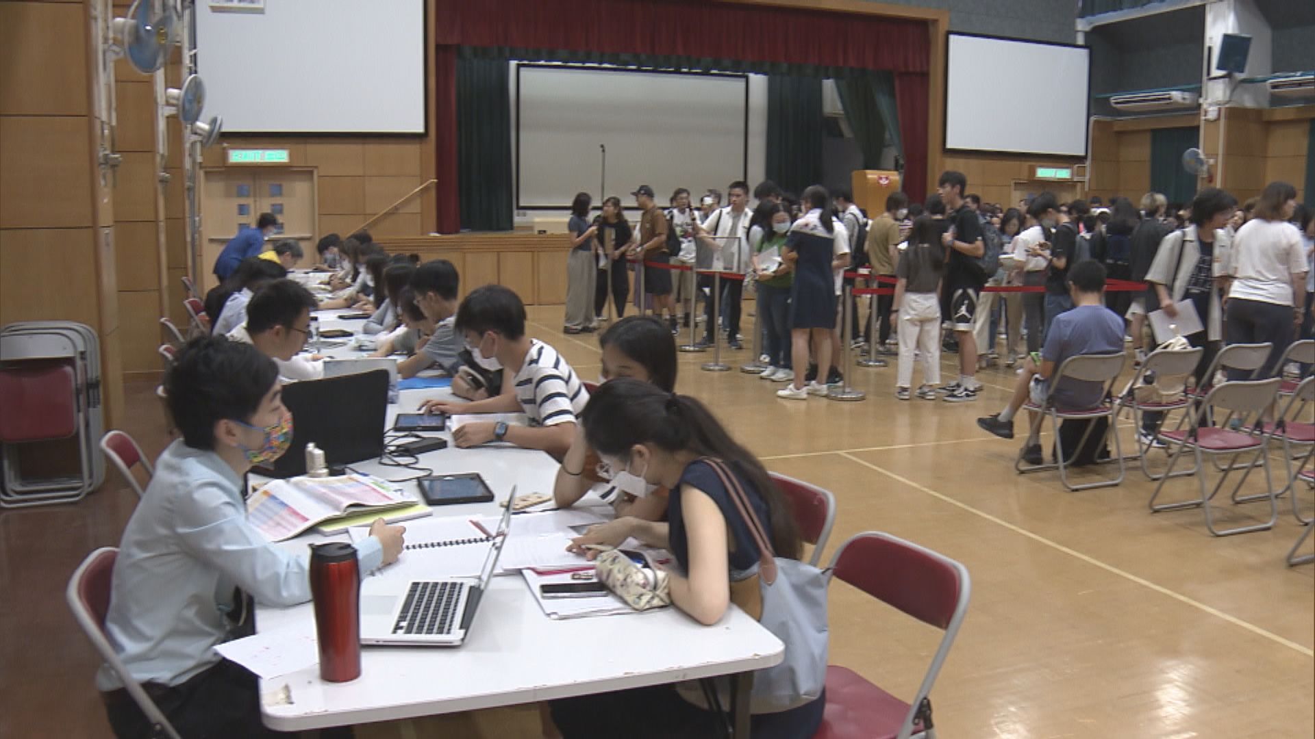 文憑試放榜 有考生指成績比預期好 對自己有所交代