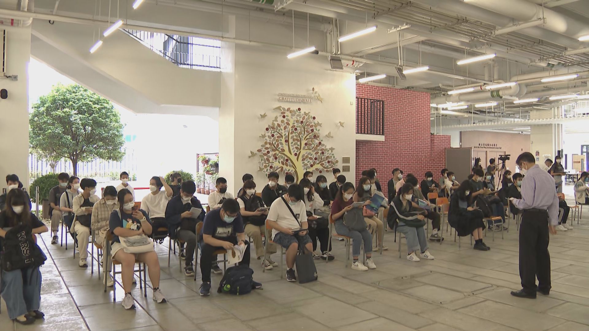 文憑試開考   有考生減少外出免確診　最少有三名考生早上到竹篙灣特別試場應考