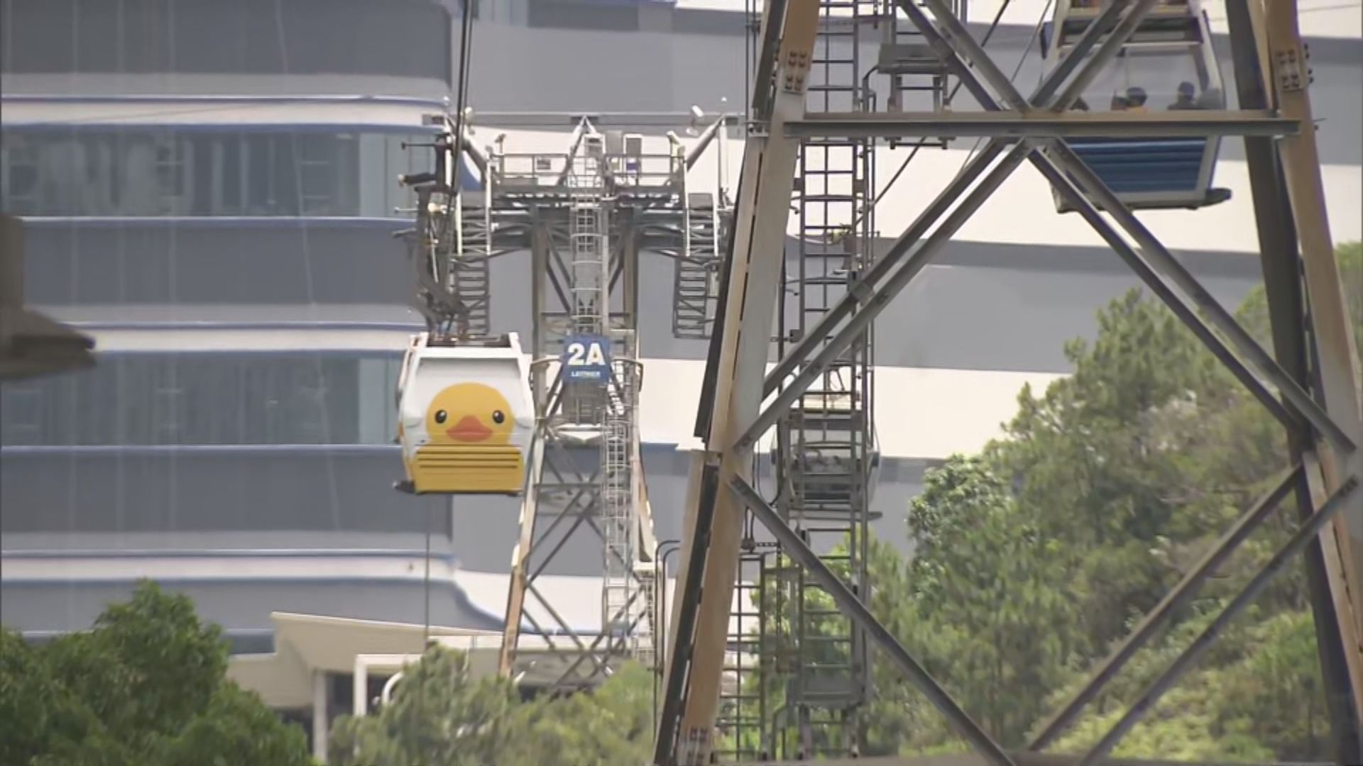 昂坪360推黃鴨主題車廂 