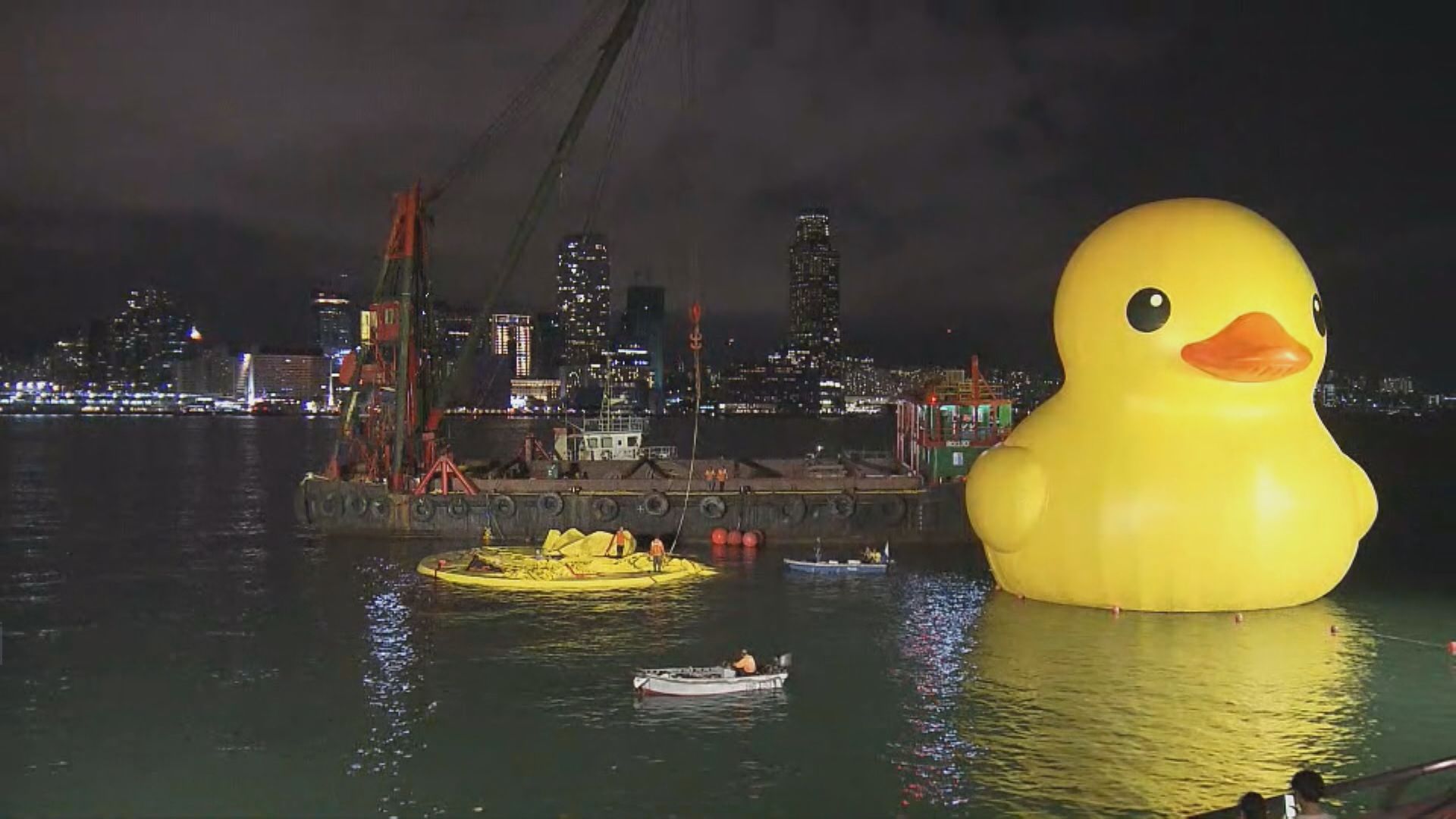 「放氣」橡皮鴨由躉船運走往船廠維修