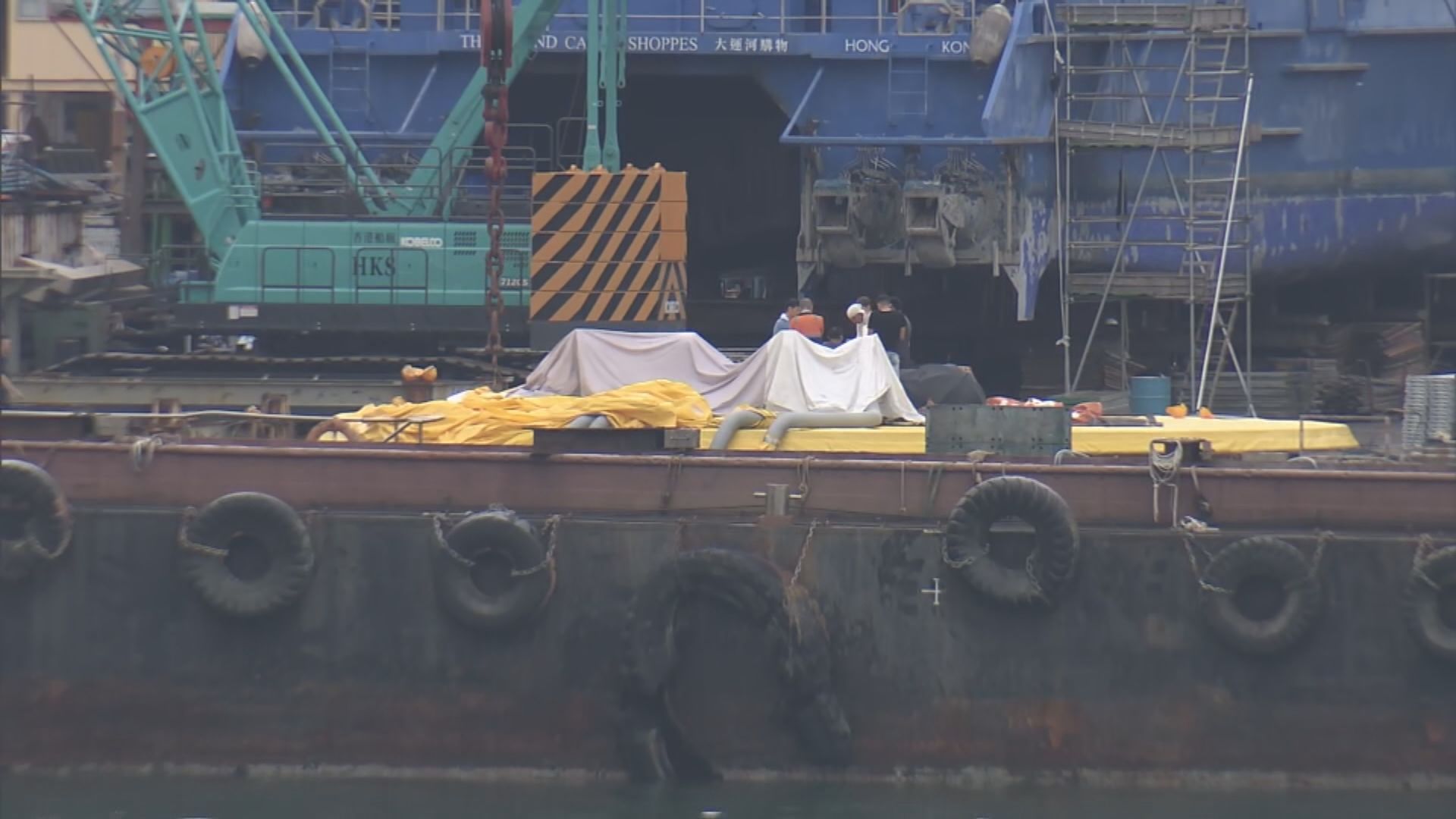 「放氣」橡皮鴨抵達船廠待維修 暫未重新吹起