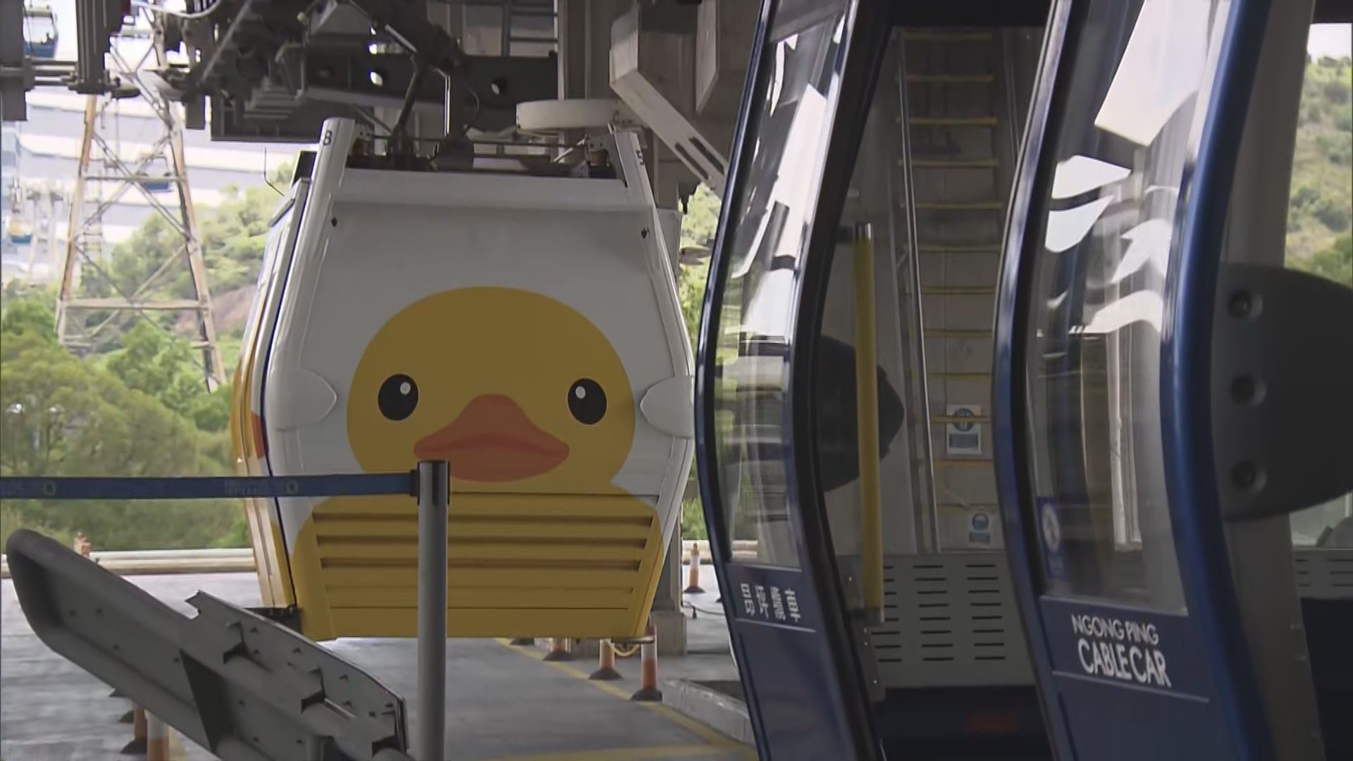 昂坪360推黃鴨主題車廂 「黃鴨三千」兩米高浴缸暢泳