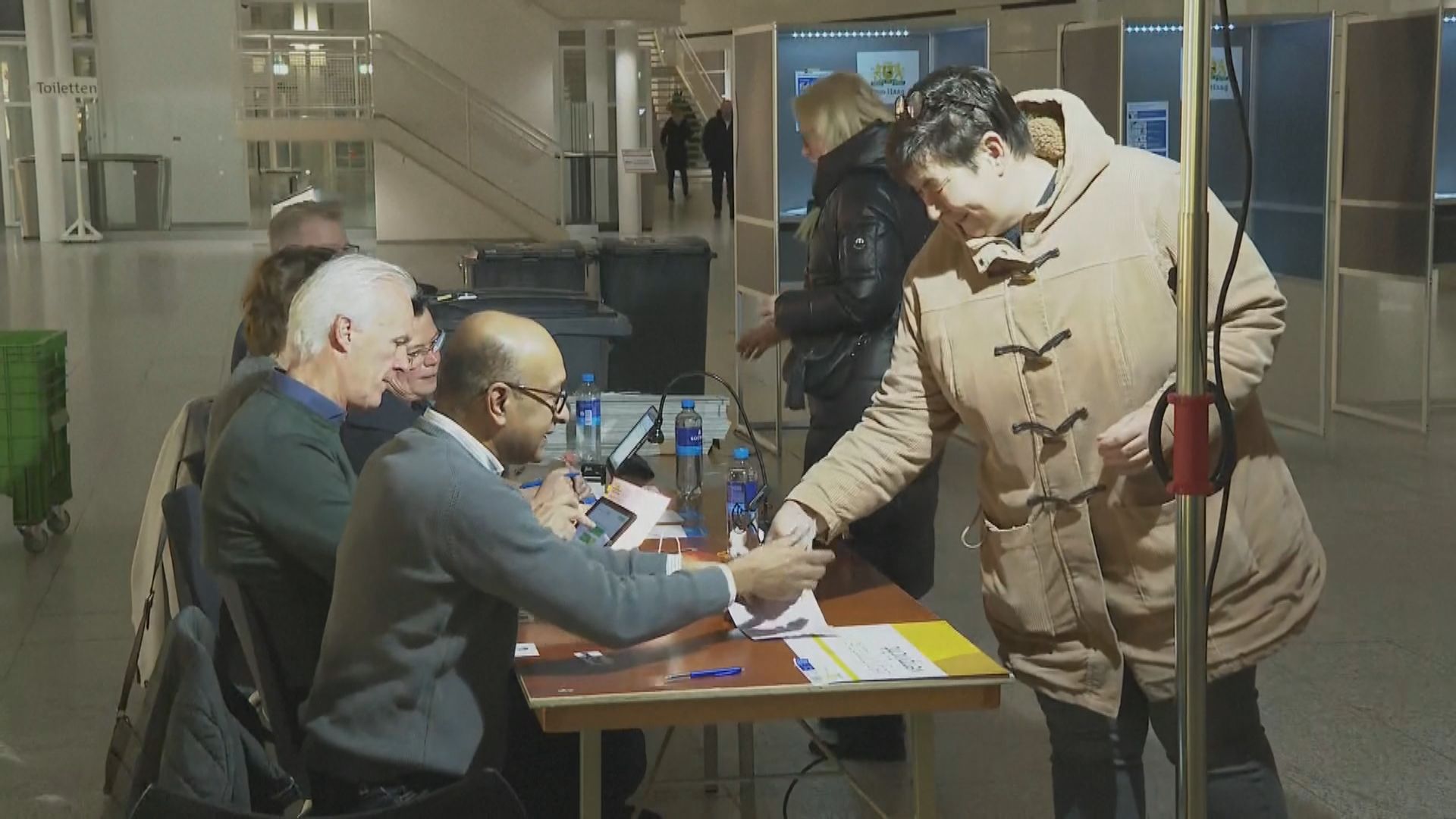 荷蘭大選開始投票 將誕生十多年來首位新首相