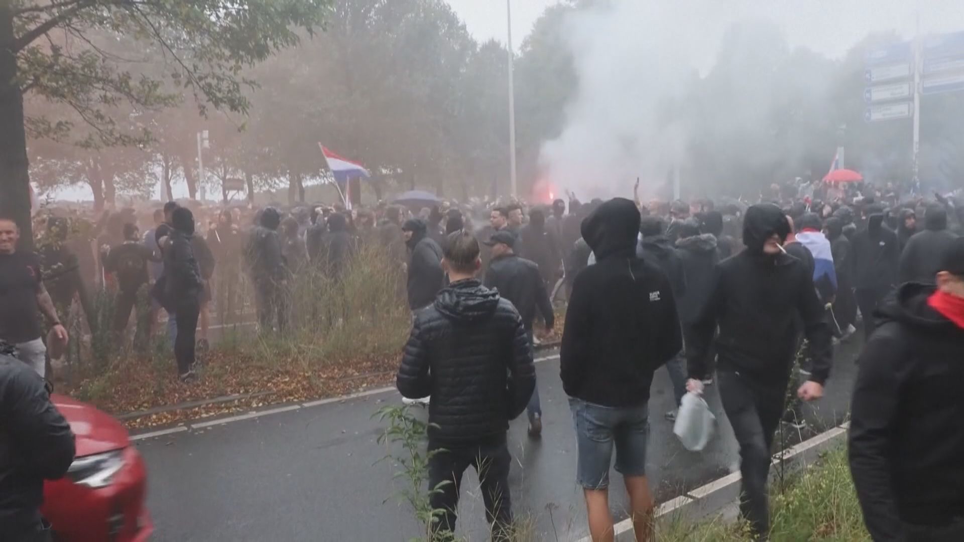 荷蘭有右翼分子示威反對政府移民政策釀警民衝突　最少30人被捕