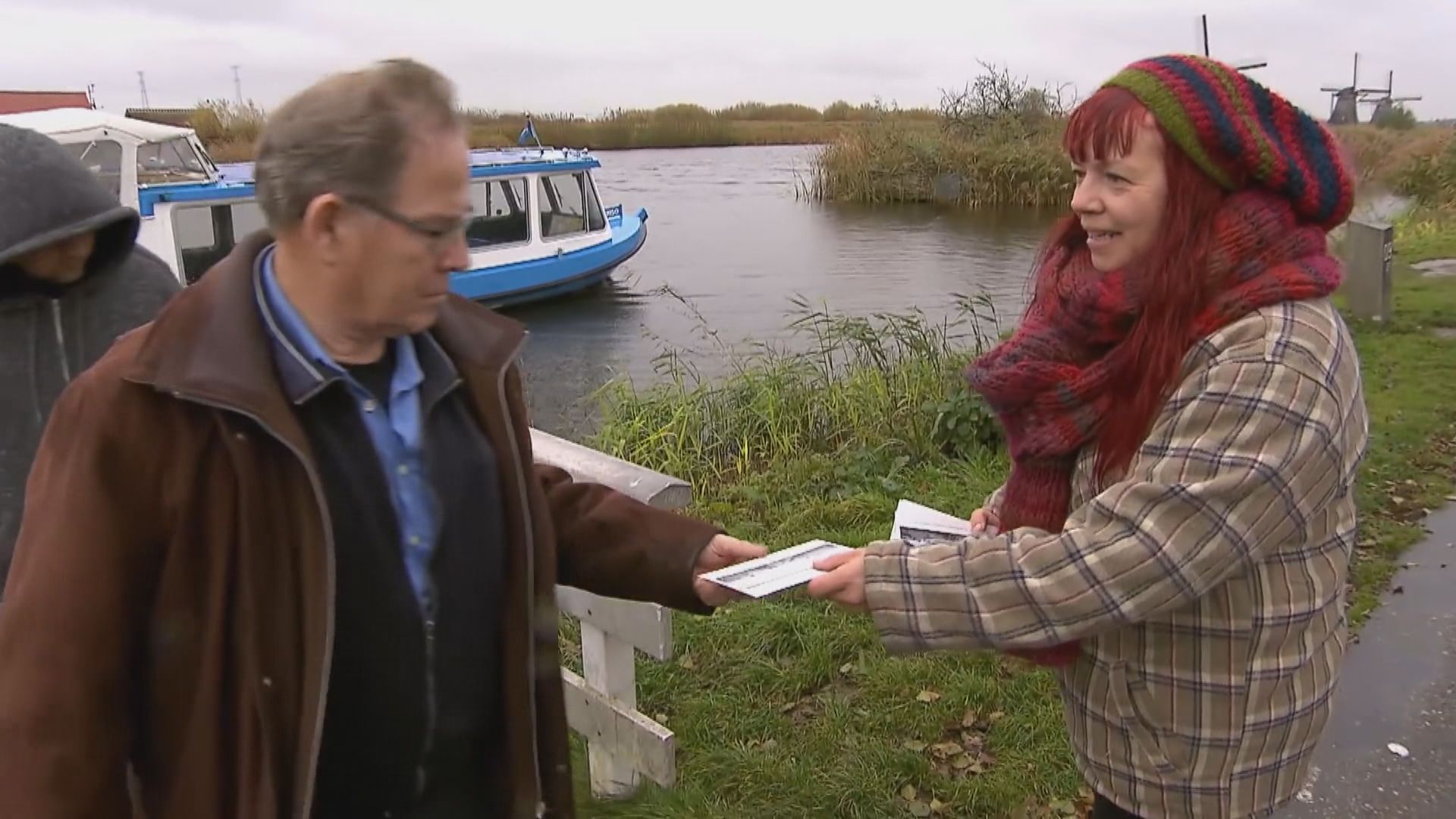 荷蘭金德代克村民派明信片籲遊客自律