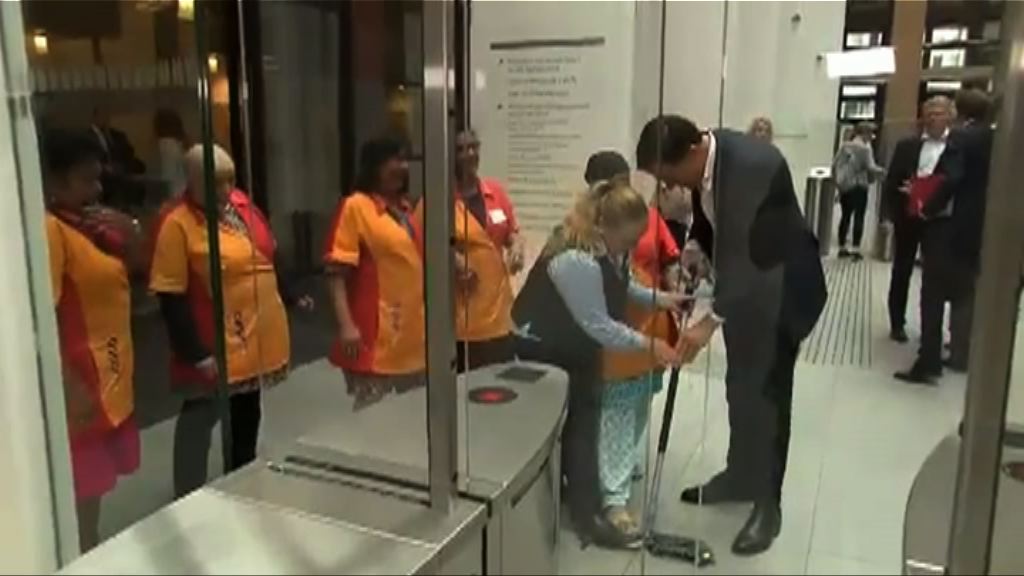 荷蘭首相打翻咖啡親自清理獲網民讚好