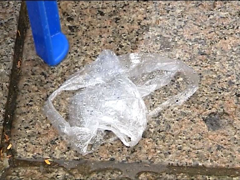 泛民荃灣區選誓師遭擲水彈