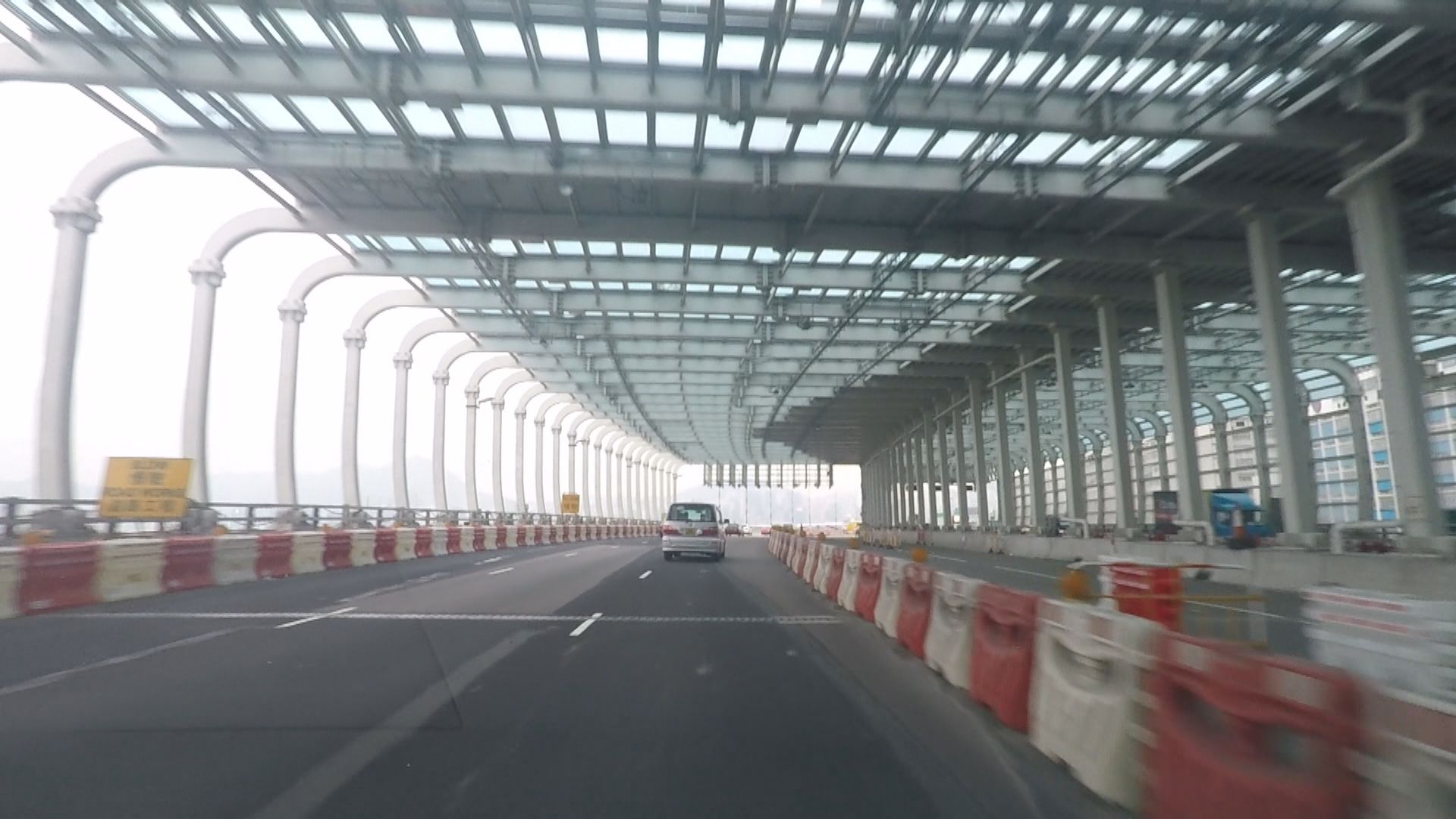 政府同意取消東廊興建花槽　維持行車線數目