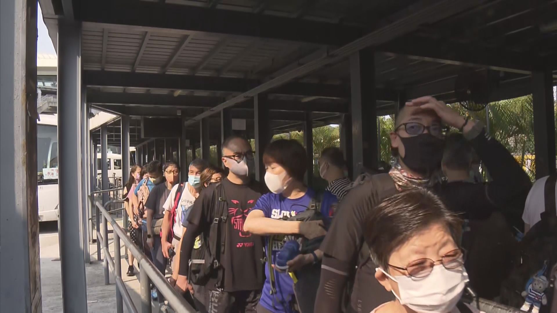 長假期第二日市民繼續外出郊遊