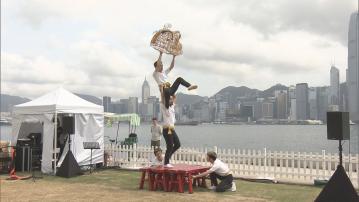 不少市民留港到西九及添馬公園等觀賞藝術裝置