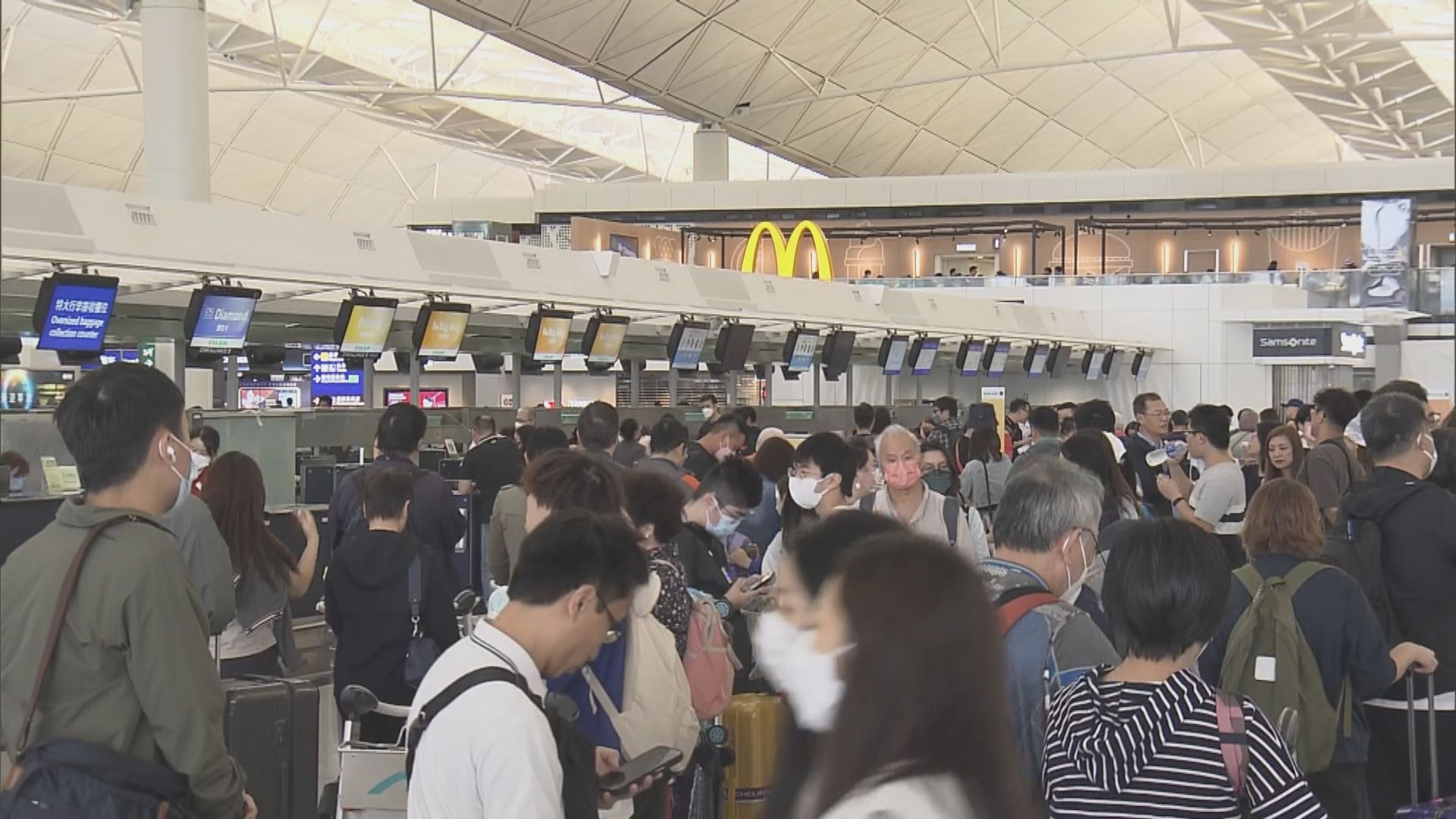 復活節假期開始　機場及羅湖站離港大堂人頭湧湧　相反抵港人流較少