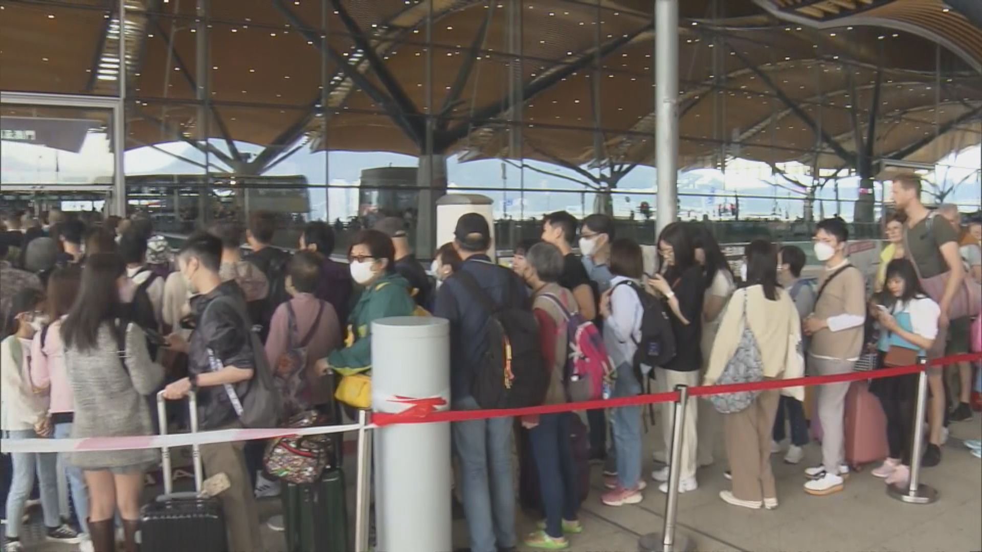 港珠澳大橋香港口岸迫滿人　出境要等兩小時或以上