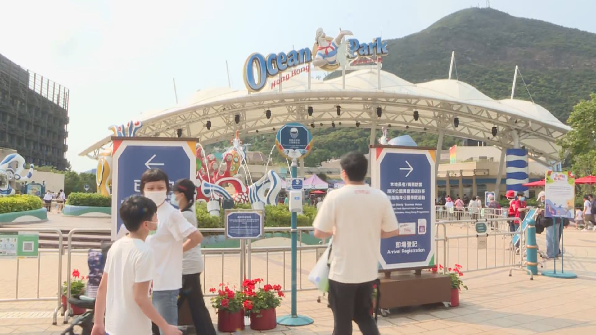 復活節長假期開始　主題樂園預約滿額現人龍