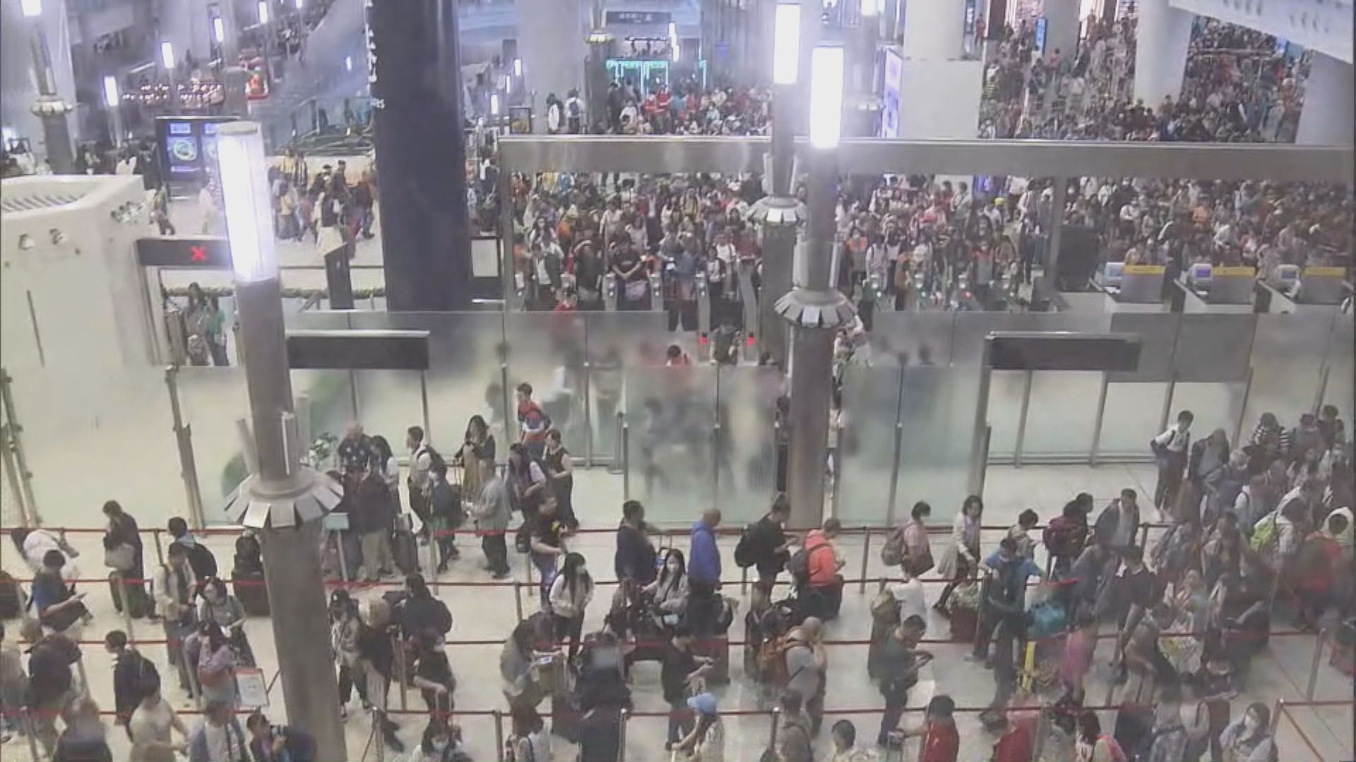 復活節假期首日出境高峰　高鐵西九龍站迫滿離港人潮