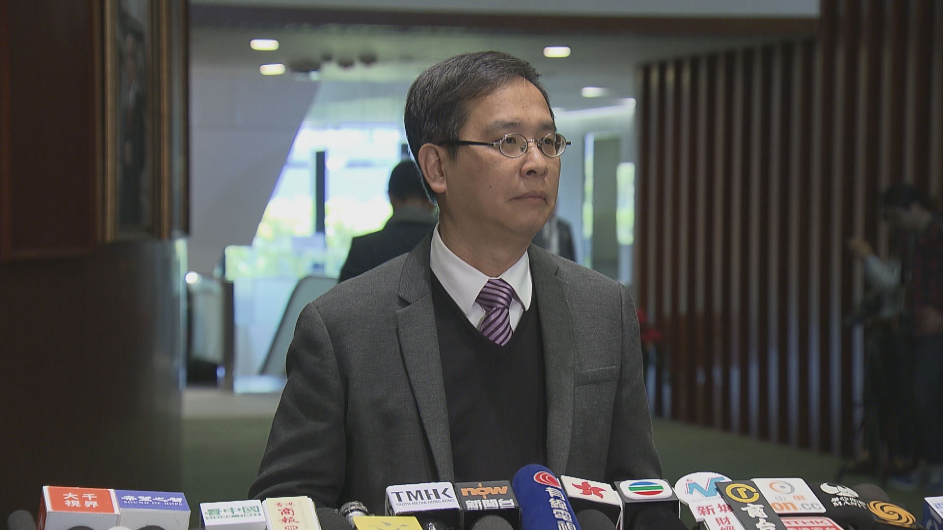 葉建源：政府將矛頭指向教師是想轉移社會視線