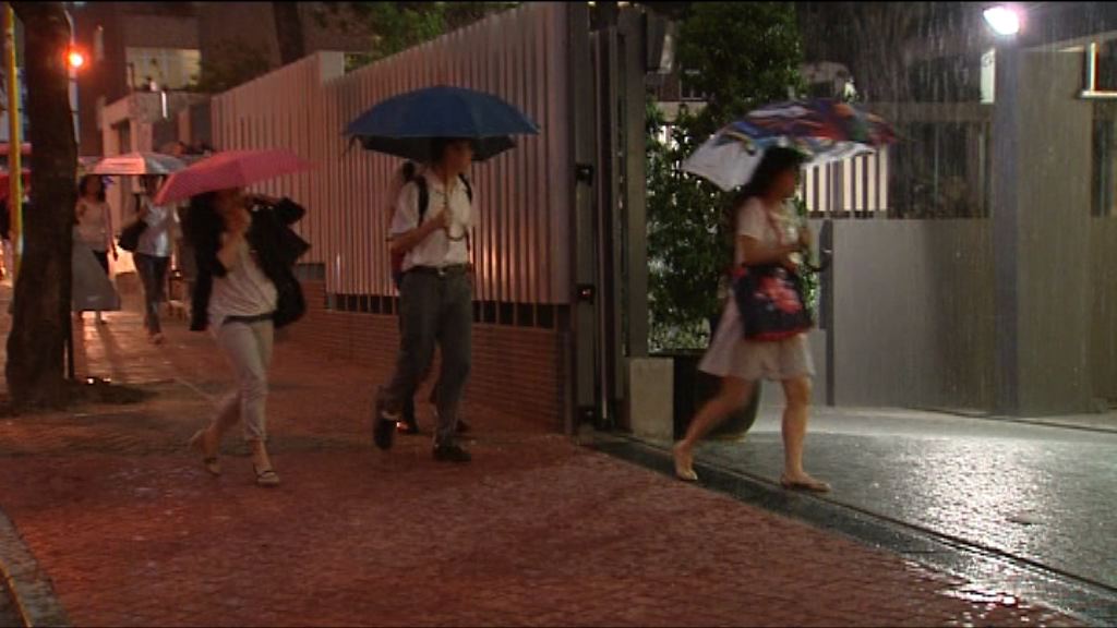 天文台發紅雨或黑雨同步宣布停課