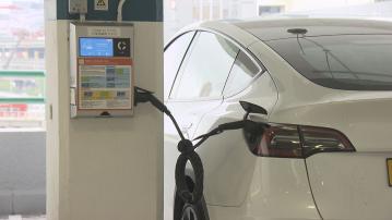 政府加建充電停車位 呼籲市民轉用電動車
