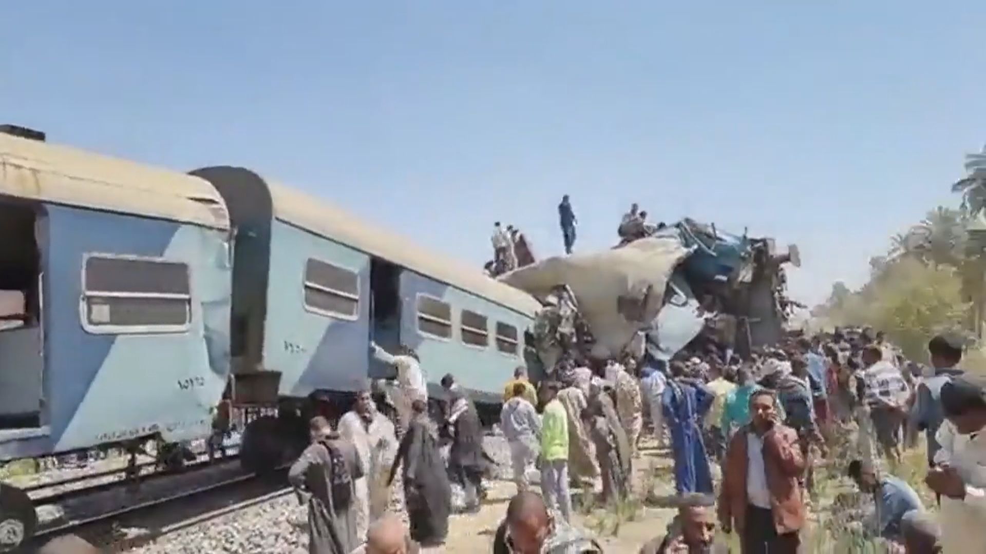 埃及有火車相撞釀逾百死傷