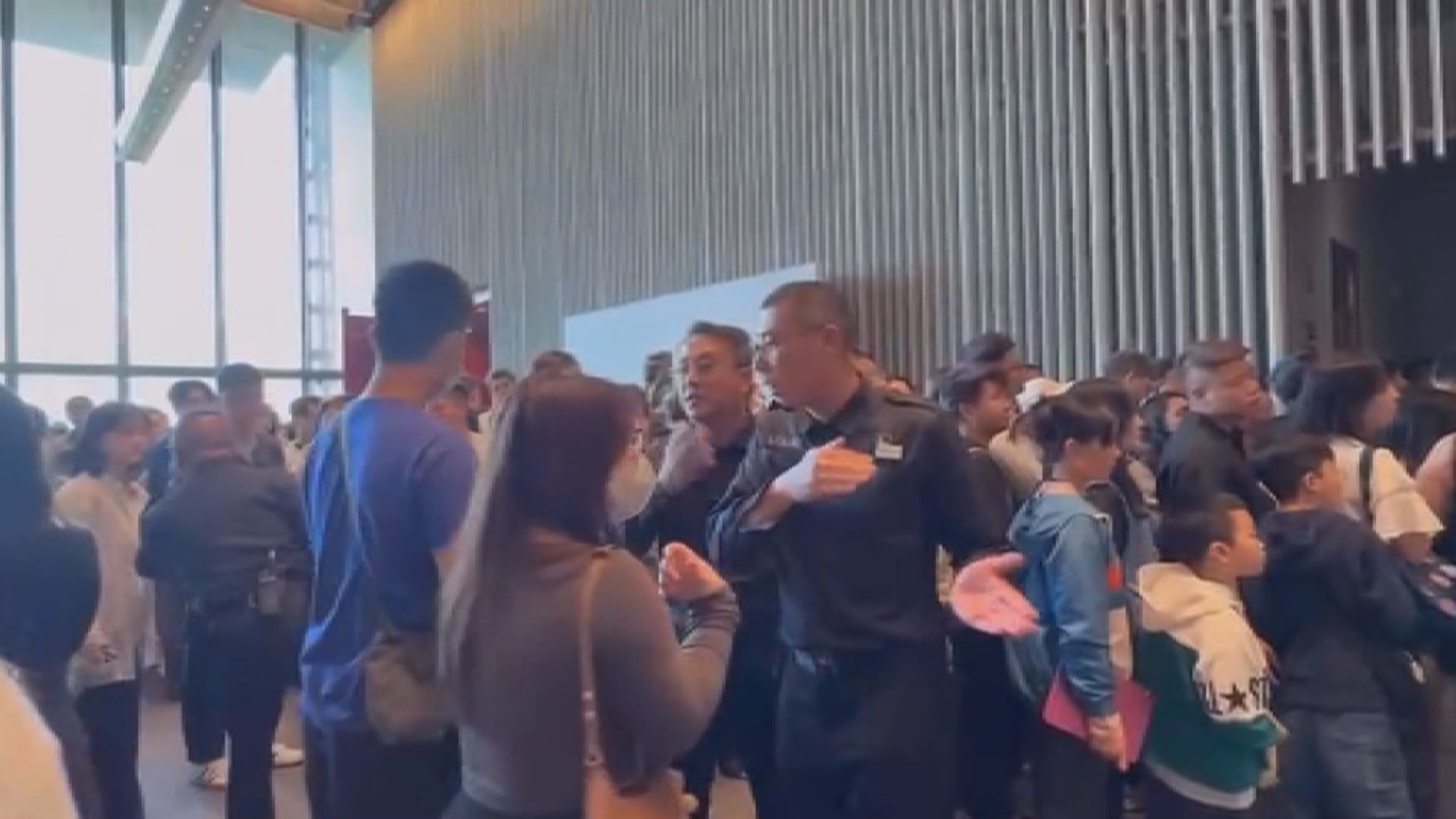 大批市民輪候參觀故宮埃及展「打蛇餅」逾一小時　館方致歉　本周日延長開放至晚上8時