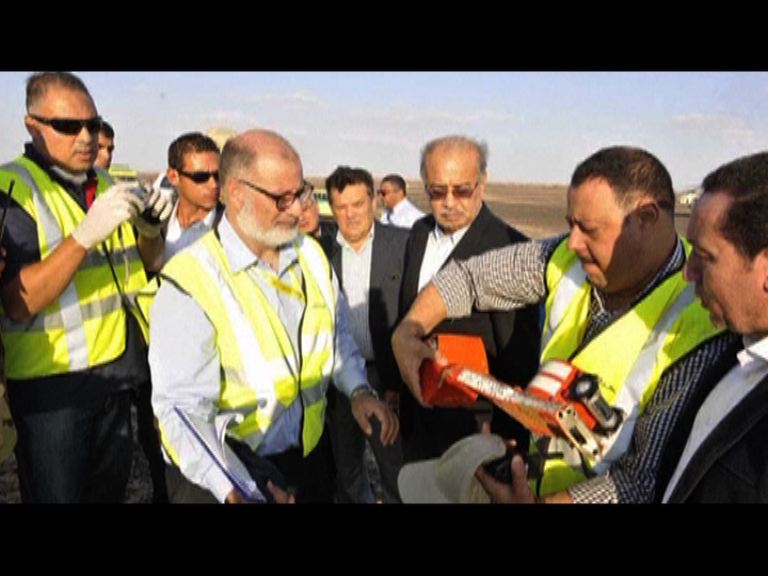 調查小組開始檢查客機黑盒