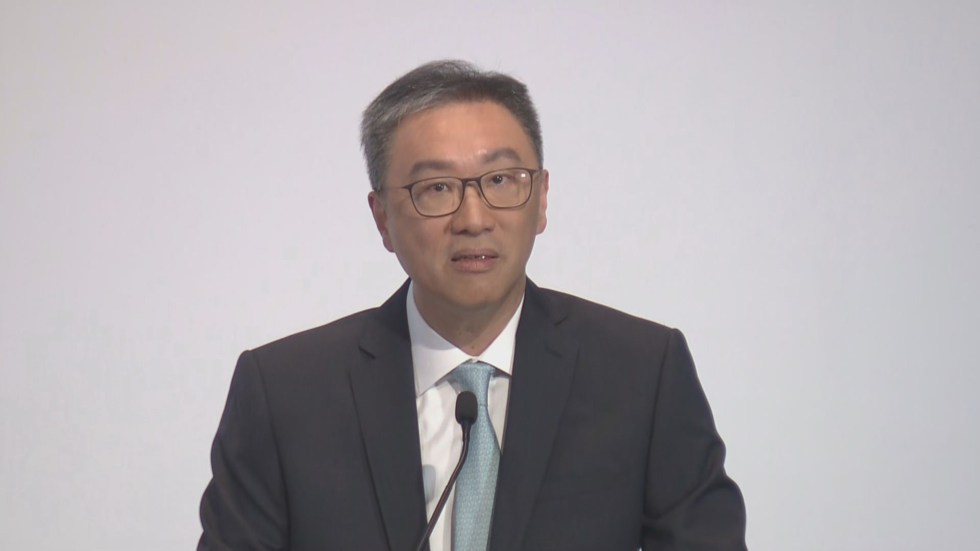 選管會：經常發現有候選人違規在路邊欄杆掛直旗