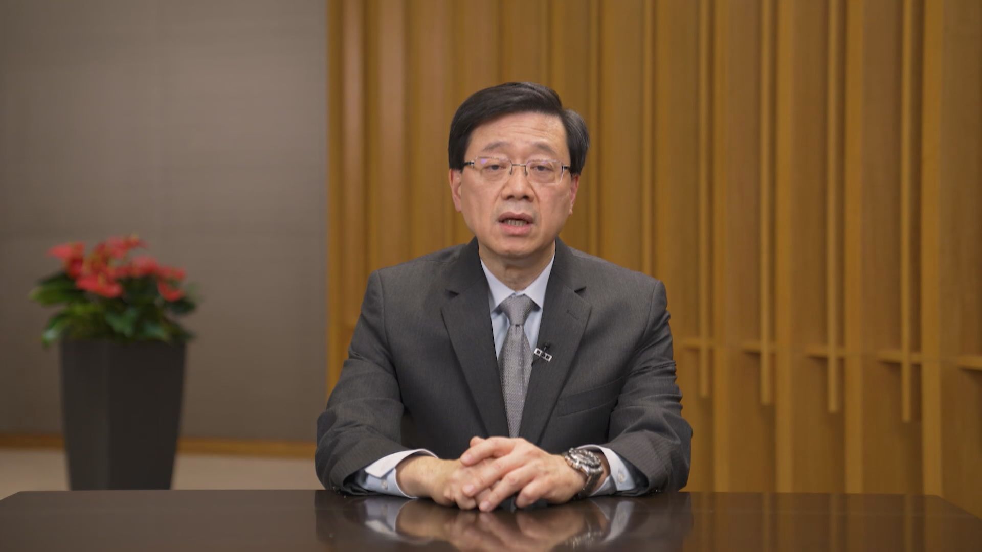 李家超祝賀立法會補選的當選議員