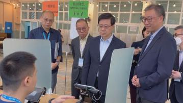 行政長官李家超到票站巡視 有信心票站運作暢順