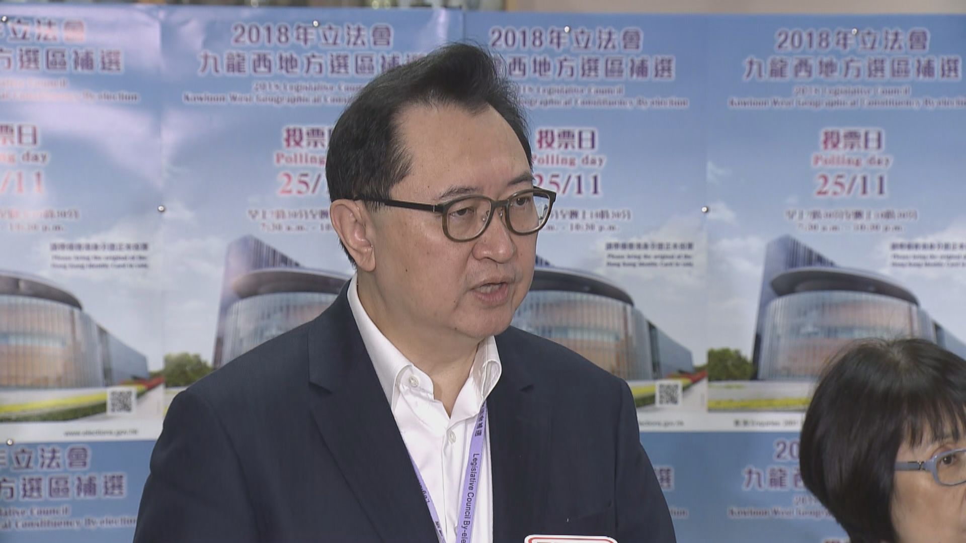 馮驊稱票站建築物內同層均不能拉票